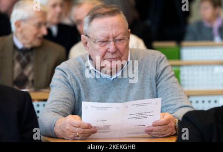 Dresda, Germania. 13th Nov 2022. Un visitatore legge il programma della cerimonia. Persone di varie organizzazioni e partiti si incontrano nella sala plenaria del parlamento dello Stato sassone per la cerimonia centrale dello Stato libero di Sassonia il giorno della memoria per commemorare le vittime della guerra e della tirannia. Credit: Matthias Rietschel/dpa-Zentralbild/dpa/Alamy Live News Foto Stock