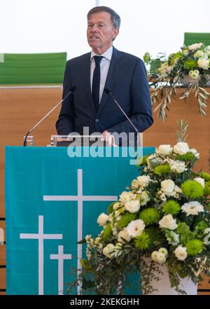 Dresda, Germania. 13th Nov 2022. Matthias Rößler, Presidente del Parlamento sassone, interviene durante la cerimonia. Persone di varie organizzazioni e partiti si riuniscono nella sala plenaria del Parlamento di Stato sassone per la cerimonia centrale dello Stato libero di Sassonia il giorno della memoria per commemorare le vittime della guerra e della tirannia. Credit: Matthias Rietschel/dpa-Zentralbild/dpa/Alamy Live News Foto Stock