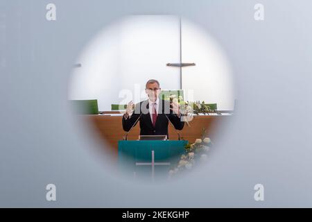 Dresda, Germania. 13th Nov 2022. Armin Schuster (CDU), Ministro degli interni, interviene durante la cerimonia. Persone di varie organizzazioni e partiti si incontrano nella sala plenaria del parlamento dello Stato sassone per la cerimonia centrale dello Stato libero di Sassonia il giorno della memoria per commemorare le vittime della guerra e della tirannia. Credit: Matthias Rietschel/dpa-Zentralbild/dpa/Alamy Live News Foto Stock