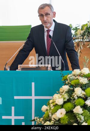 Dresda, Germania. 13th Nov 2022. Armin Schuster (CDU), Ministro degli interni, interviene durante la cerimonia. Persone di varie organizzazioni e partiti si incontrano nella sala plenaria del parlamento dello Stato sassone per la cerimonia centrale dello Stato libero di Sassonia il giorno della memoria per commemorare le vittime della guerra e della tirannia. Credit: Matthias Rietschel/dpa-Zentralbild/dpa/Alamy Live News Foto Stock