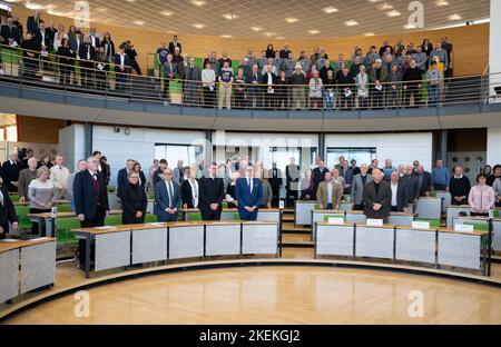 Dresda, Germania. 13th Nov 2022. I visitatori cantano l'inno nazionale alla fine della cerimonia. Persone di varie organizzazioni e partiti si riuniscono nella sala plenaria del parlamento dello Stato sassone per la cerimonia centrale dello Stato libero di Sassonia in occasione della Giornata della memoria per commemorare le vittime della guerra e della tirannia. Credit: Matthias Rietschel/dpa-Zentralbild/dpa/Alamy Live News Foto Stock