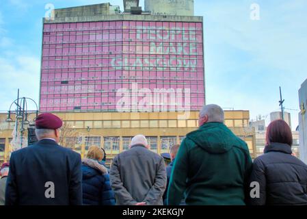 Glasgow, Scozia, Regno Unito 13th novembre 2022. Armistizio Domenica scene in piazza george come il cenotafio ha visto i vari servizi presenti di fronte a una folla enorme. Credit Gerard Ferry/Alamy Live News Foto Stock