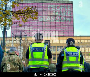 Glasgow, Scozia, Regno Unito 13th novembre 2022. Armistizio Domenica scene in piazza george come il cenotafio ha visto i vari servizi presenti di fronte a una folla enorme. Credit Gerard Ferry/Alamy Live News Foto Stock