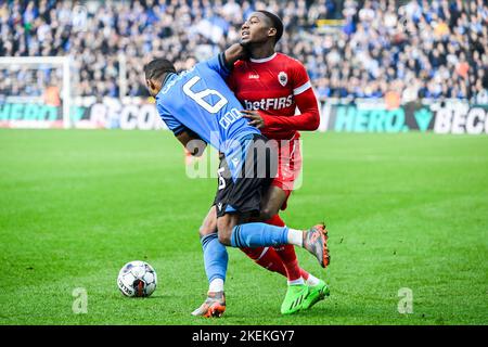 Denis Odoi del Club e Michel Ange Balikwisha di Anversa sono in azione durante una partita di calcio tra il Club Brugge KV e il Royal Antwerp FC, domenica 13 novembre 2022 a Brugge, il 17° giorno della prima divisione del campionato belga della 'Jupiler Pro League' del 2022-2023. BELGA FOTO TOM GOYVAERTS Foto Stock