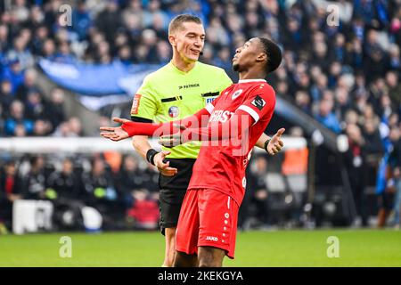 L'arbitro Jonathan Lardot e Michel Ange Balikwisha di Anversa hanno illustrato durante una partita di calcio tra il Club Brugge KV e il Royal Antwerp FC, domenica 13 novembre 2022 a Brugge, il 17° giorno della prima divisione del campionato belga della 'Jupiler Pro League' del 2022-2023. BELGA FOTO TOM GOYVAERTS Foto Stock