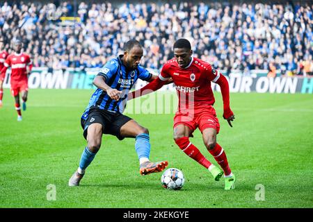 Denis Odoi del Club e Michel Ange Balikwisha di Anversa sono in azione durante una partita di calcio tra il Club Brugge KV e il Royal Antwerp FC, domenica 13 novembre 2022 a Brugge, il 17° giorno della prima divisione del campionato belga della 'Jupiler Pro League' del 2022-2023. BELGA FOTO TOM GOYVAERTS Foto Stock