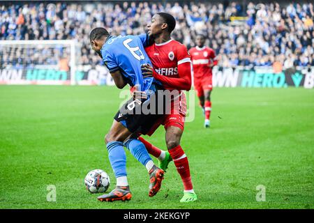 Denis Odoi del Club e Michel Ange Balikwisha di Anversa sono in azione durante una partita di calcio tra il Club Brugge KV e il Royal Antwerp FC, domenica 13 novembre 2022 a Brugge, il 17° giorno della prima divisione del campionato belga della 'Jupiler Pro League' del 2022-2023. BELGA FOTO TOM GOYVAERTS Foto Stock