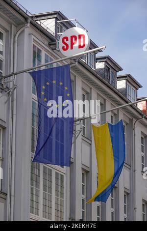 Bandiere dell'UE e dell'Ucraina al di fuori dell'edificio SPD di Hannover, Germania Foto Stock