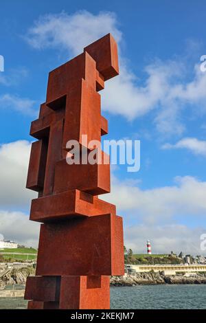 La scultura del 12ft "Look II" di Sir Anthony Gormley si affaccia su Plymouth Sound dalla sua casa sul West Hoe Pier Plymouth. Aspetto sorprendente e rosso nel Foto Stock