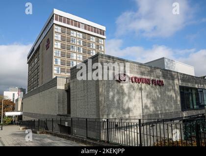 Il Crowne Plaza Hotel sulla strada Armada tra il centro di Plymouth e lo storico Hoe. Foto Stock