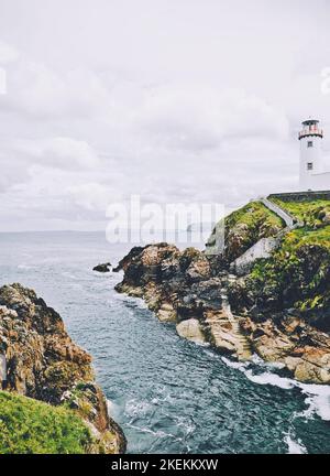 Faro di Fanad Head sulla costa atlantica selvaggia dell'Irlanda occidentale, Fanad Head, Penisola di Fanad, Contea di Donegal, Irlanda Foto Stock