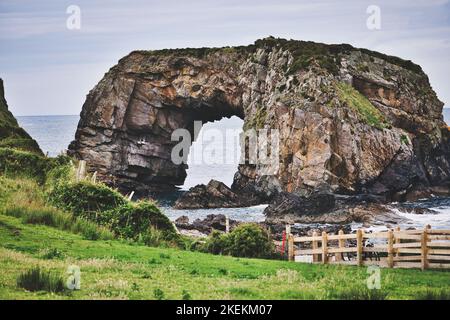 Great Pollet Sea Arch sulla selvaggia costa atlantica dell'Irlanda occidentale, la penisola di Fanad, la contea di Donegal, Irlanda Foto Stock