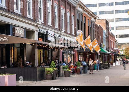 Knoxville, Tennessee, - 28 ottobre 2022: Scena di strada del centro storico di Knoxville Tennessee in una giornata di sole autunno in un quartiere storico. Foto Stock