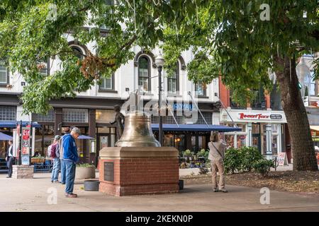 Knoxville, Tennessee, - 28 ottobre 2022: Scena di strada del centro storico di Knoxville Tennessee in una giornata di sole autunno in un quartiere storico. Foto Stock