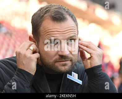 Magonza, Germania. 13th Nov 2022. Calcio: Bundesliga, FSV Mainz 05 - Eintracht Francoforte, Giornata 15, Mewa Arena. Allenatore di Mainz Bo Svensson. Credit: Torsten Silz/dpa - NOTA IMPORTANTE: In conformità ai requisiti della DFL Deutsche Fußball Liga e del DFB Deutscher Fußball-Bund, è vietato utilizzare o utilizzare fotografie scattate nello stadio e/o della partita sotto forma di sequenze di immagini e/o serie di foto simili a video./dpa/Alamy Live News Foto Stock