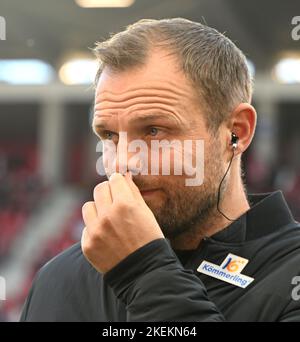 Magonza, Germania. 13th Nov 2022. Calcio: Bundesliga, FSV Mainz 05 - Eintracht Francoforte, Giornata 15, Mewa Arena. Allenatore di Mainz Bo Svensson. Credit: Torsten Silz/dpa - NOTA IMPORTANTE: In conformità ai requisiti della DFL Deutsche Fußball Liga e del DFB Deutscher Fußball-Bund, è vietato utilizzare o utilizzare fotografie scattate nello stadio e/o della partita sotto forma di sequenze di immagini e/o serie di foto simili a video./dpa/Alamy Live News Foto Stock