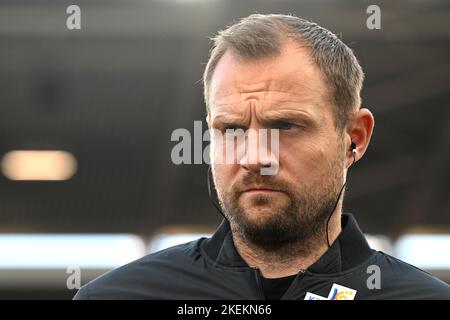 Magonza, Germania. 13th Nov 2022. Calcio: Bundesliga, FSV Mainz 05 - Eintracht Francoforte, Giornata 15, Mewa Arena. Allenatore di Mainz Bo Svensson. Credit: Torsten Silz/dpa - NOTA IMPORTANTE: In conformità ai requisiti della DFL Deutsche Fußball Liga e del DFB Deutscher Fußball-Bund, è vietato utilizzare o utilizzare fotografie scattate nello stadio e/o della partita sotto forma di sequenze di immagini e/o serie di foto simili a video./dpa/Alamy Live News Foto Stock