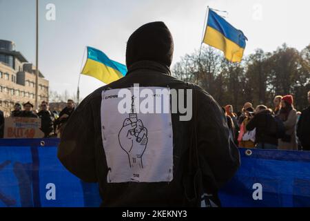 Berlino, Germania. 13th Nov 2022. A Berlino il 13 novembre 2022, la gente si è riunita alla porta di Brandeburgo per una manifestazione contro la guerra russa in Ucraina. Alcuni manifestanti hanno pronunciato discorsi alla protesta, che si è tenuta sotto lo slogan Anti-Z. Si sono manifestati numerosi segnali secondo cui Putin è un assassino e l’Ucraina ha bisogno immediatamente di armi. (Credit Image: © Michael Kuenne/PRESSCOV via ZUMA Press Wire) Foto Stock
