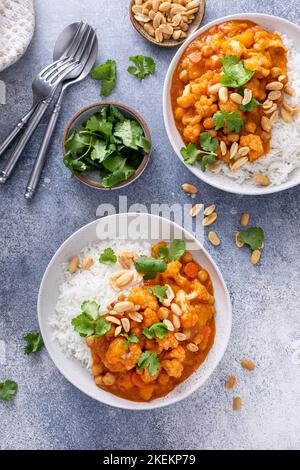 Curry vegano con cavolfiore, ceci e zucca alle butternut Foto Stock