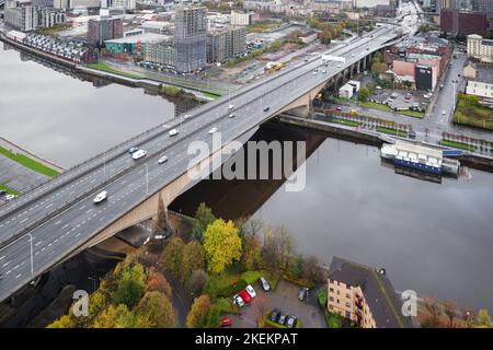 Vista aerea del Kingston Bridge sul fiume Clyde e sull'autostrada M8, M74 Foto Stock