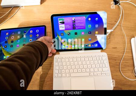 Parigi, Francia - 28 ottobre 2022: Uomo che utilizza il nuovo Apple computer iPad Air in negozio Foto Stock