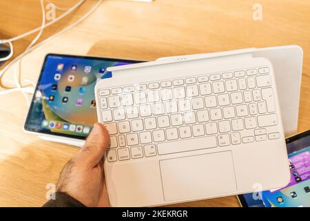 Parigi, Francia - 28 ottobre 2022: Uomo che utilizza la nuova tastiera Apple Computers con touchpad Foto Stock