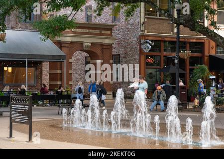 Knoxville, Tennessee, - 28 ottobre 2022: Scena di strada del centro storico di Knoxville Tennessee in una giornata di sole autunno in un quartiere storico. Foto Stock