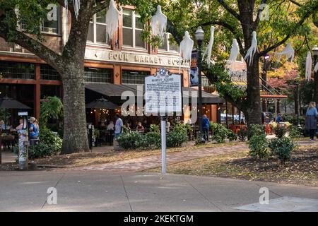 Knoxville, Tennessee, - 28 ottobre 2022: Scena di strada del centro storico di Knoxville Tennessee in una giornata di sole autunno in un quartiere storico. Foto Stock