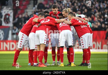 Magonza, Germania. 13th Nov 2022. Calcio: Bundesliga, FSV Mainz 05 - Eintracht Francoforte, Giornata 15, Mewa Arena. Il team di Mainz. Credit: Torsten Silz/dpa - NOTA IMPORTANTE: In conformità ai requisiti della DFL Deutsche Fußball Liga e del DFB Deutscher Fußball-Bund, è vietato utilizzare o utilizzare fotografie scattate nello stadio e/o della partita sotto forma di sequenze di immagini e/o serie di foto simili a video./dpa/Alamy Live News Foto Stock