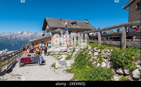 Rifugio Tuckett (2272 m.s.l.m.) Madonna di Campiglio, Dolomiti di Brenta, Trentino Alto Adige, Italia settentrionale - Parco Naturale Adamello Brenta Foto Stock