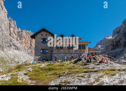 Rifugio Tuckett (2272 m.s.l.m.) Madonna di Campiglio, Dolomiti di Brenta, Trentino Alto Adige, Italia settentrionale - Parco Naturale Adamello Brenta Foto Stock