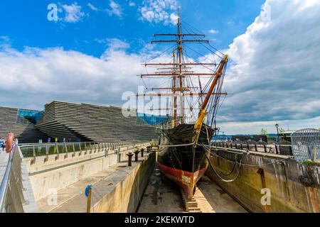 L'RSS Discovery a Discovery Point, Dundee, Scozia, Regno Unito. Dietro c'è il V&A Design Museum. Foto Stock