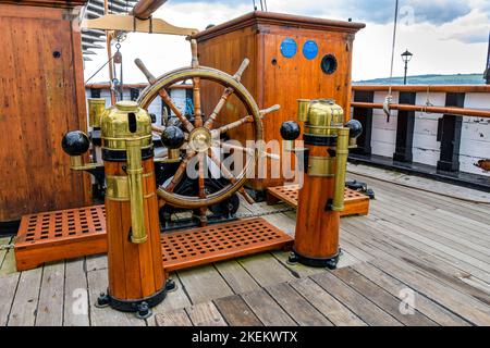 La ruota e i due binnacoli della bussola sul ponte superiore della RRS Discovery, Discovery Point, Dundee, Scozia, Regno Unito Foto Stock