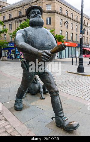 Statua di Dan disperato e il suo cane Dawg, personaggi della rivista fumettistica per bambini The Dandy. High Street, Dundee, Scozia, Regno Unito Foto Stock