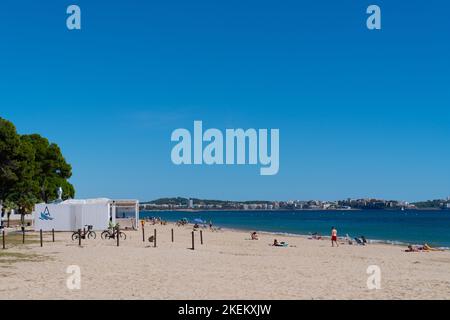 Platja Esquirol spiaggia di sabbia Cambrils Spagna con vista su Salou Catalogna e mare blu Mediterraneo Foto Stock