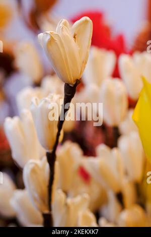 Fiori artificiali colorati fatti a mano da artigiani in India. Foto Stock