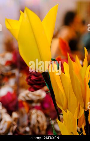 Fiori artificiali colorati fatti a mano da artigiani in India. Foto Stock