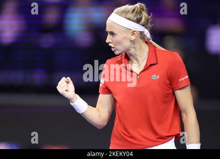 La svizzera Jil Teichmann prende il primo set durante la finale della Billie Jean King Cup tra la Svizzera e l'Australia all'Emirates Arena di Glasgow. Data di emissione: Domenica 13 novembre 2022. Foto Stock