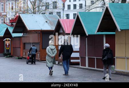 Rostock, Germania. 13th Nov 2022. I passeggini approfittano del mite clima autunnale per un viaggio lungo il viale pedonale di Kröpeliner Straße, le bancarelle già allestite del mercatino di Natale sono ancora chiuse. Credit: Bernd Wüstneck/dpa/Alamy Live News Foto Stock