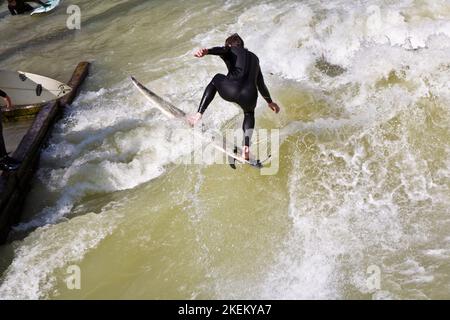 Monaco di Baviera, Germania - 7 aprile 2009: Surfisti surfisti all'Isar in onde enormi per l'evento di apertura stagionale al ponte Wittelsbacher nel cuore di Monaco, G. Foto Stock