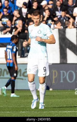 Bergamo, Italia. 13th Nov 2022. Edin Dzeko del FC Internazionale in azione durante la Serie A match tra Atalanta BC e FC Internazionale al Gewiss Stadium il 13 novembre 2022 a Bergamo. Punteggio finale; Atalanta BC 2:3 FC Internazionale (Foto di Mairo Cinquetti/SOPA Images/Sipa USA) Credit: Sipa USA/Alamy Live News Foto Stock