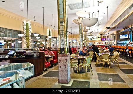 Miami Beach, USA - 02 agosto 2010: Mangiare nel famoso Deli di Jerry a Miami Beach, USA. Il luogo ART deco è stato costruito e progettato nel 1940 da Henry Hoha Foto Stock