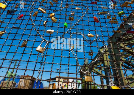 Colonia, Germania - 29 maggio 2011: Gli armadietti al ponte Hohenzollern simboleggiano l'amore per sempre a Colonia, in Germania. È la ferrovia più utilizzata Foto Stock