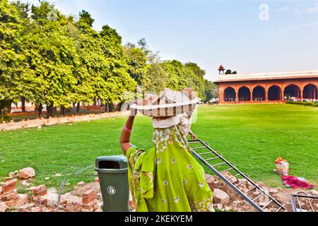 Delhi, India - 9 novembre 2011: La lavoratrice porta rifiuti di roccia sul suo cappello a Delhi, India. Nel settore delle costruzioni lavorano 2.057 milioni di donne (2004 Foto Stock