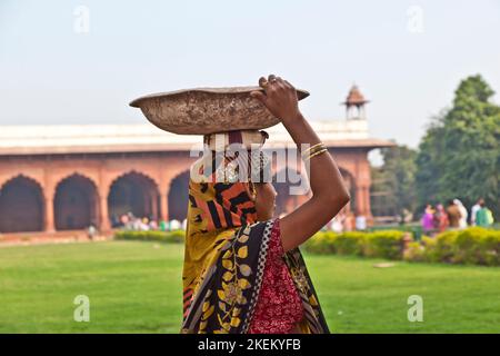 Delhi, India - 9 novembre 2011: La lavoratrice porta rifiuti di roccia sul suo cappello a Delhi, India. Nel settore delle costruzioni lavorano 2.057 milioni di donne (2004 Foto Stock