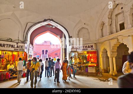 New Delhi, Inia - 9 novembre 2011: Negozio di persone all'interno del Meena Bazaar nel Forte Rosso a Nuova Delhi, India. Mukarmat Khan costruito questo primo coperto Foto Stock