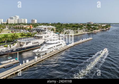 Fort Lauderdale, Stati Uniti d'America - 17 agosto 2014: Vista dal ponte levatoio allo skyline e al porto di Fort Lauderdale, Stati Uniti. Foto Stock