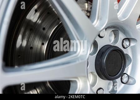 Dettaglio freni a disco perforati per auto sportive Foto Stock