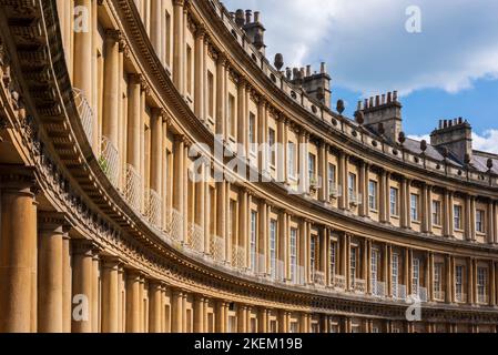 Il Royal Crescent a Bath, una fila di 30 case terrazzate disposte in un'ampia mezzaluna nella città di Bath, Inghilterra Foto Stock