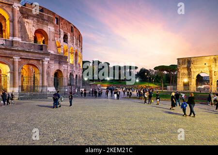Roma Lazio Italia. Il Colosseo, un anfiteatro ovale nel centro della città di Roma e l'Arco di Costantino Foto Stock